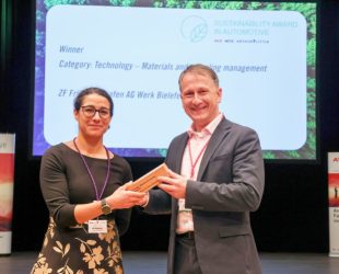 Jörg Witthöft, ZF-Standortleiter in Bielefeld, nimmt den zweiten Award von Kim Kohlmeyer, Transport & Environment, entgegen. // Jörg Witthöft, plant leader of Bielefeld, receives the second award from Kim Kohlmeyer, Transport & Environment, for the remanufacturing of powertrain modules.