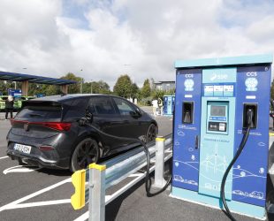 Sean O’Callaghan, SSE’s EV Operations Director; Minister for Enterprise, Trade and Employment, Peter Burke, TD and Sean Lynch, Project Engineer, SSE gather for the opening of SSE’s first rapid EV charging hub in Ireland, located in Lough Sheever Corproate Park, Mullingar.