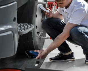 AES UK : Tyre management boost as handheld scanner comes to the UK