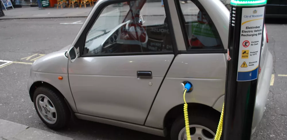 Electric_car_charging_in_Westminster_April_2008