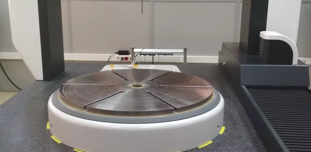 RPIs-QuadSlimLine-integrated-into-a-Wenzel-CMM-machine-for-European-aerospace-giant-to-measure-blisk-blades-scaled