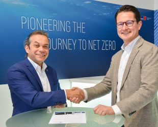 Rolls-Royce drives sustainability in the superyacht industry as a new Anchor Partner of the Water Revolution Foundation: Daniel Chatterjee (left), Director of Sustainability, Technology Management and Regulatory Affairs at Rolls-Royce's Power Systems business unit, and Robert van Tol (right), Executive Director of the Water Revolution Foundation, signed the partnership agreement during the Monaco Yacht Show. In addition to financial support, Rolls-Royce will provide the non-profit organization with data from its mtu propulsion systems, among other things.


Rolls-Royce fördert Nachhaltigkeit der Superyacht-Industrie als neuer Anchor Partner der Water Revolution Foundation: Daniel Chatterjee (links), Direktor für Nachhaltigkeit, Technologiemanagement und Regulatory Affairs beim Geschäftsbereich Power Systems von Rolls-Royce, und Robert van Tol (rechts), Executive Director der Water Revolution Foundation, unterschrieben währen der Monaco Yacht Show den Partnerschaftsvertrag. Rolls-Royce stellt der gemeinnützigen Organisation neben der finanziellen Unterstützung unter anderem Daten seiner mtu-Antriebssysteme zur Verfügung.