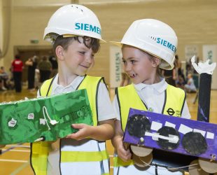 1 July 2025: Siemens Mobility sponsored Primary Engineer event held at Snaith Community Sports Hall near Goole.
Warmsworth Primary School  
Emerson and Bella (year one). 
Picture: Sean Spencer/Hull News & Pictures Ltd
01482 210267/07976 433960
www.hullnews.co.uk         sean@hullnews.co.uk