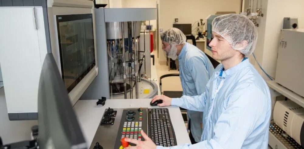 Ceryx Medical heart failure device made at MAISI: technicians in a cleanroom